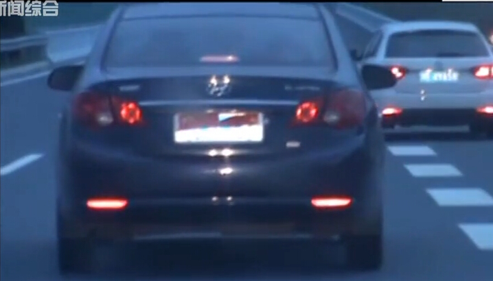國(guó)旗擋車(chē)牌 聲稱(chēng)“熱愛(ài)祖國(guó)”
