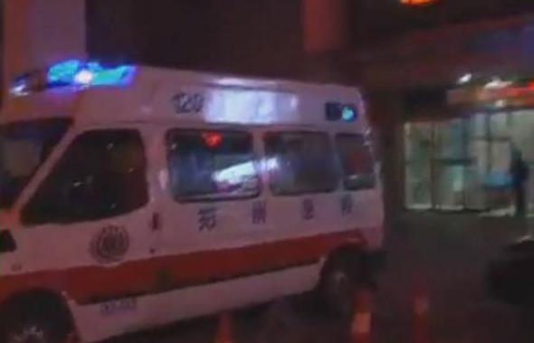 女兒不救父親，鄰居很憤怒