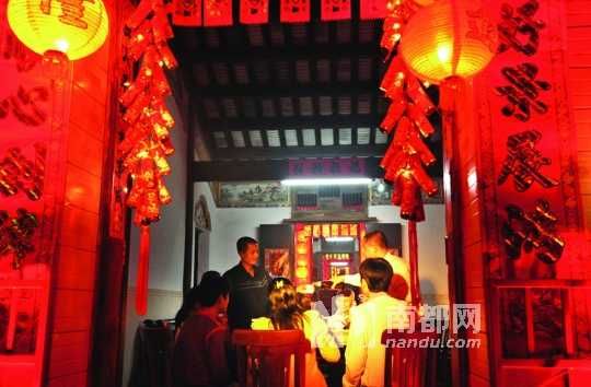 　　海口人把除夕的年夜飯稱為“吃圍爐”。