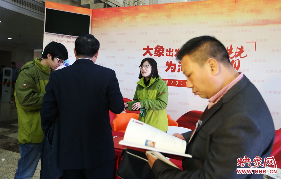 向代表、委員講解大象融媒旗下出品的新聞產(chǎn)品。