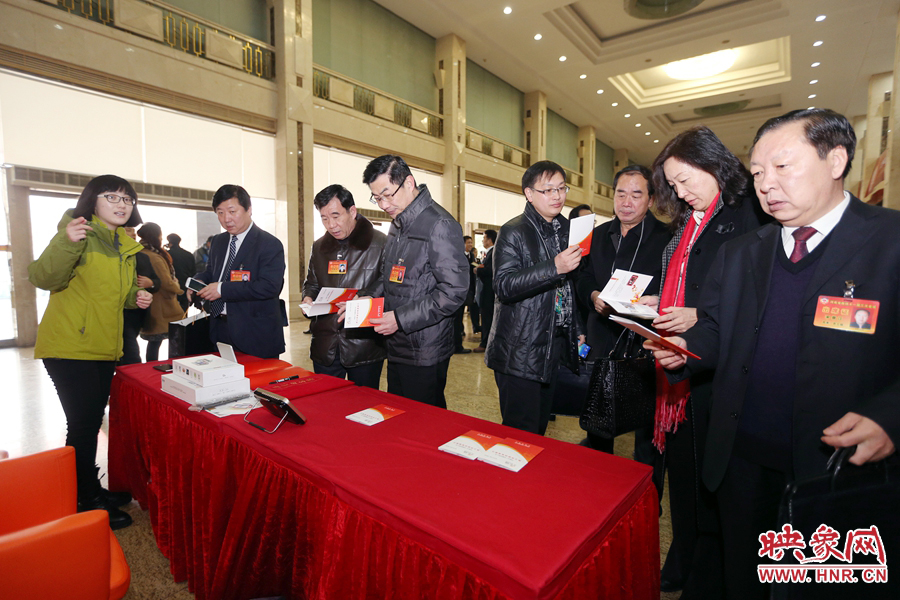 向代表、委員講解大象融媒旗下出品的新聞產(chǎn)品。