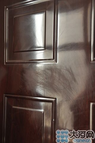 　雖然王先生用砂紙打磨過，但是“奠字”仍依稀可見