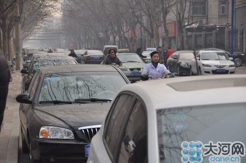 　業(yè)主將車停到經(jīng)一路上，給路人造成很大的不便