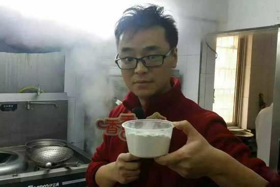 小飛手里端的是什么材料？