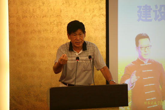 原河南省農(nóng)業(yè)廳副廳長(zhǎng)、現(xiàn)任河南省土壤肥料協(xié)會(huì)秘書長(zhǎng)肖興貴發(fā)表講話