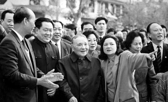1992年，鄧小平南巡 圖片來自中國共產(chǎn)黨新聞網(wǎng)