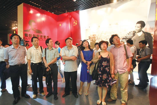 河南電視臺、河南人民廣播電臺、河南省詩歌學(xué)會的專家、詩人、記者等數(shù)十人赴蘭考焦裕祿紀(jì)念園采風(fēng)學(xué)習(xí)