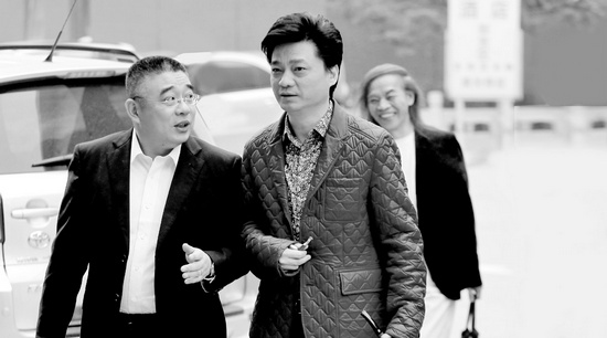 錢文忠（左）、小崔、蔡志忠（后）三位大咖步入錄制現(xiàn)場