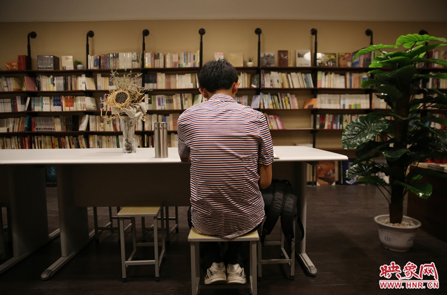 5月23日晚，鄭州一家24小時（周五、周六）書店營業(yè)。慕名而來的客人在看書。