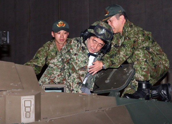當(dāng)?shù)貢r(shí)間4月27日，日本千葉市，日本首相安倍晉三他身穿迷彩服頭戴鋼盔的登上展出中的日本陸上自衛(wèi)隊(duì)最新