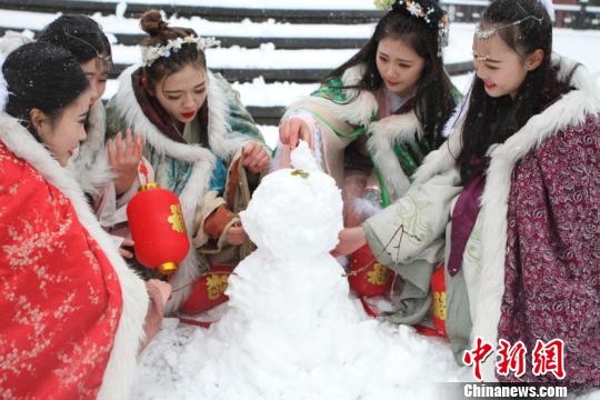 古裝美女雪中斗艷穿越古今玩“打雪仗、堆雪人”